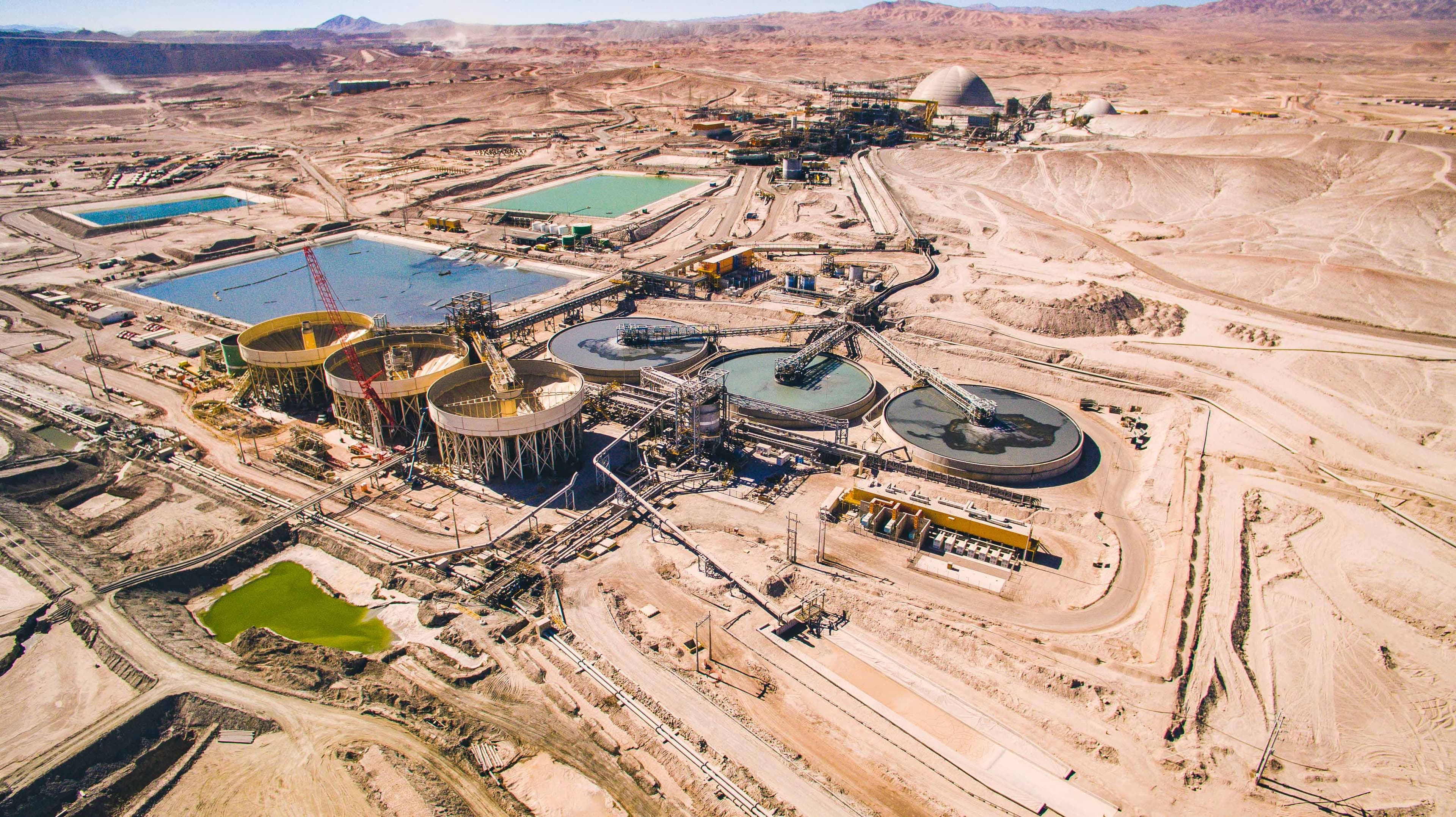 Faena minera Centinela y supervisores en terreno